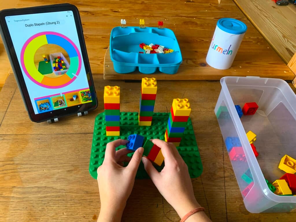 Bild mit Tablet, auf dem nonu App angezeigt wird und die aktuelle Therapieübung